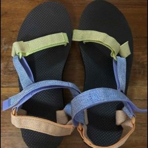 Women Teva size 10 midform